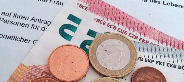 Foto zeigt Geldmünzen und Scheine 