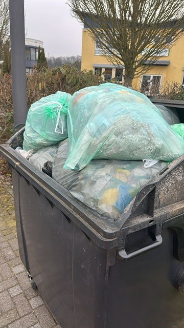 Überfüllter Müllcontainer Überfüllter Müllcontainer