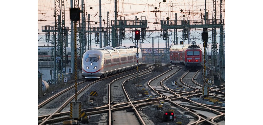 ICE 3 und RE vor Frankfurt (Main) Hbf ICE 3 und RE vor Frankfurt (Main) Hbf