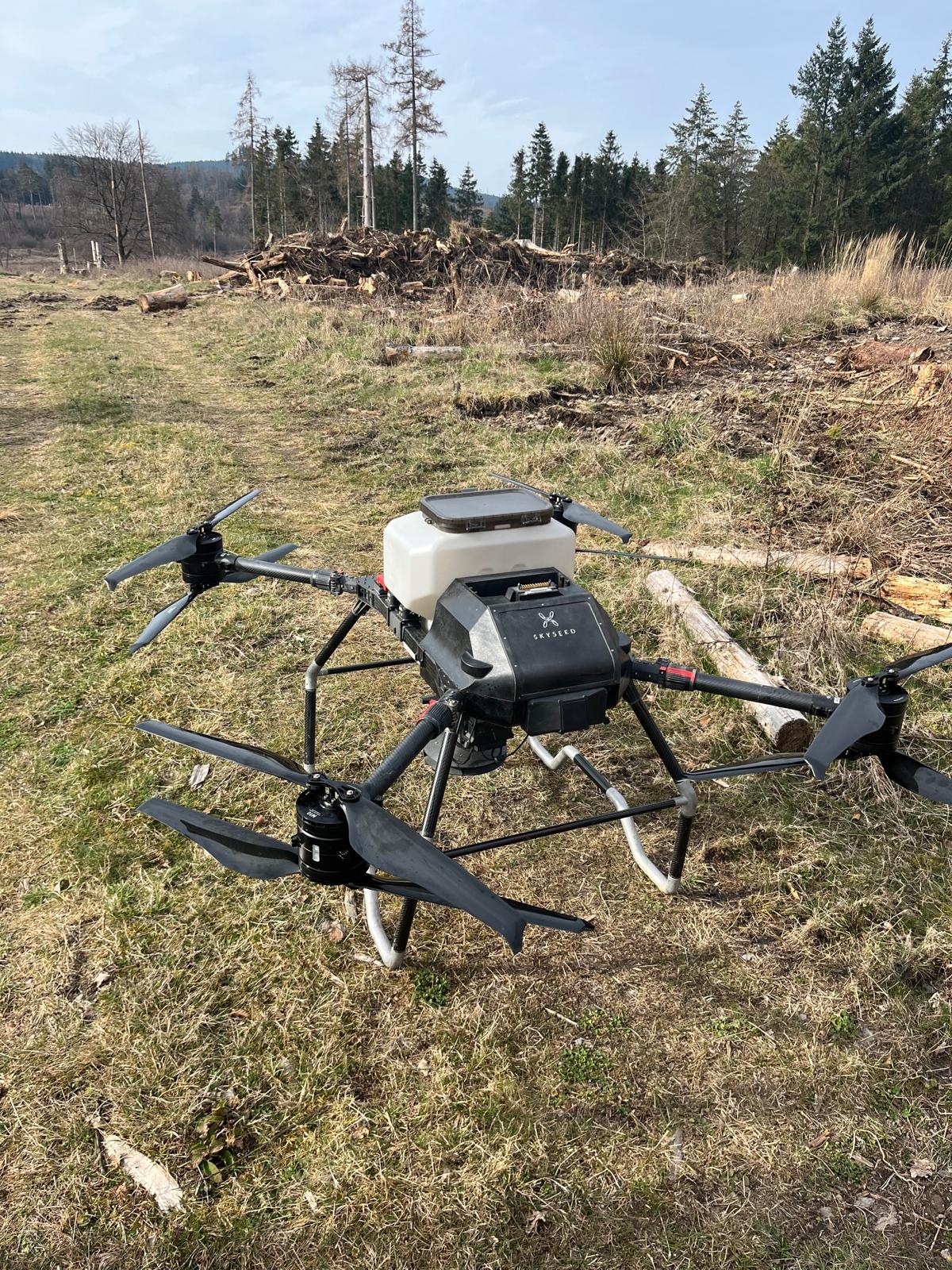 Drohnenaussaat im Stadtwald Drohnenaussaat im Stadtwald