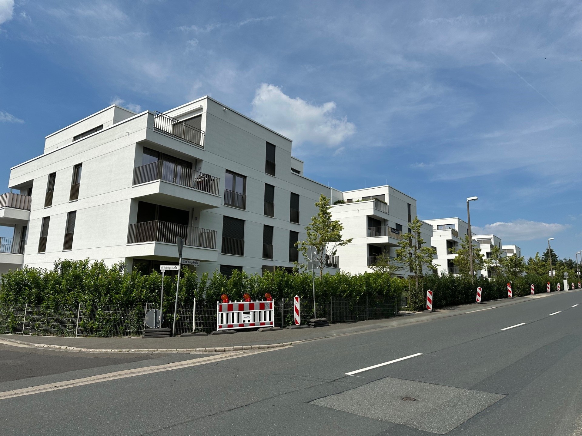 Gehweg in der Saalburgstraße 39a–e Gehweg in der Saalburgstraße 39a–e