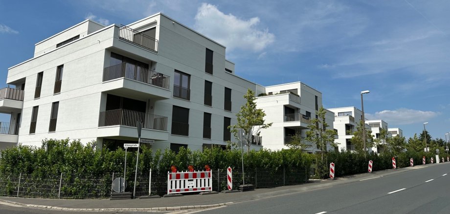 Gehweg in der Saalburgstraße 39a–e