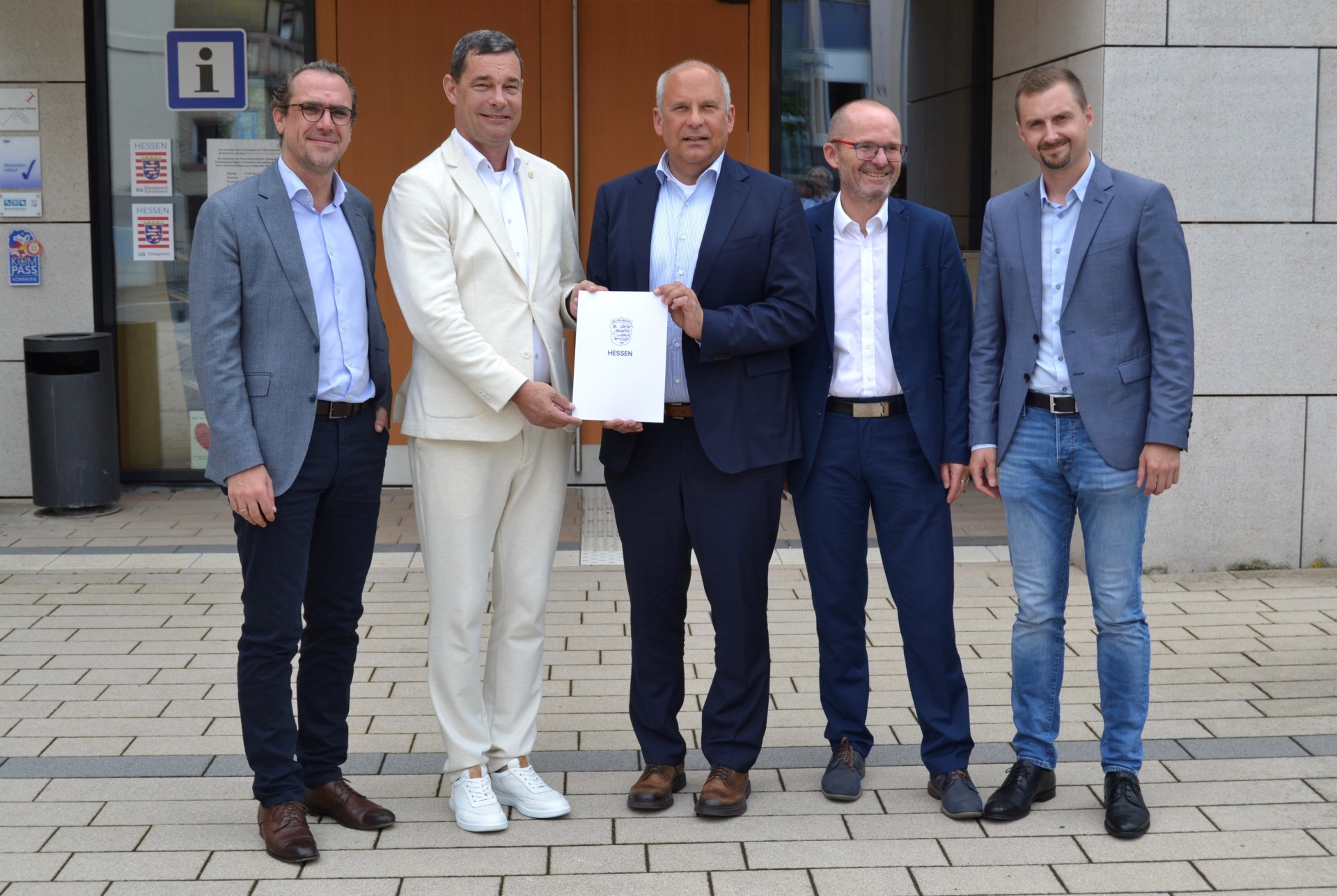 Innenminister Roman Poseck übergibt IKZ-Bescheid für mehr Sicherheit bei Veranstaltungen in Neu-Anspach, Usingen und Grävenwiesbach Innenminister Roman Poseck übergibt IKZ-Bescheid für mehr Sicherheit bei Veranstaltungen in Neu-Anspach, Usingen und Grävenwiesbach