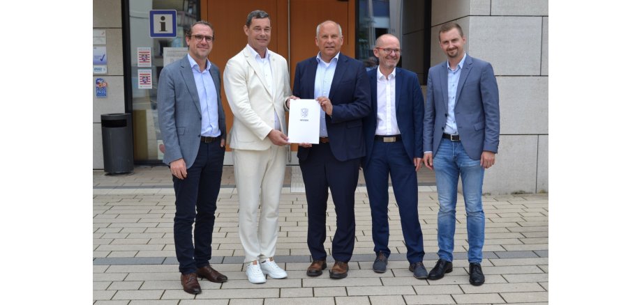Innenminister Roman Poseck übergibt IKZ-Bescheid für mehr Sicherheit bei Veranstaltungen in Neu-Anspach, Usingen und Grävenwiesbach Innenminister Roman Poseck übergibt IKZ-Bescheid für mehr Sicherheit bei Veranstaltungen in Neu-Anspach, Usingen und Grävenwiesbach