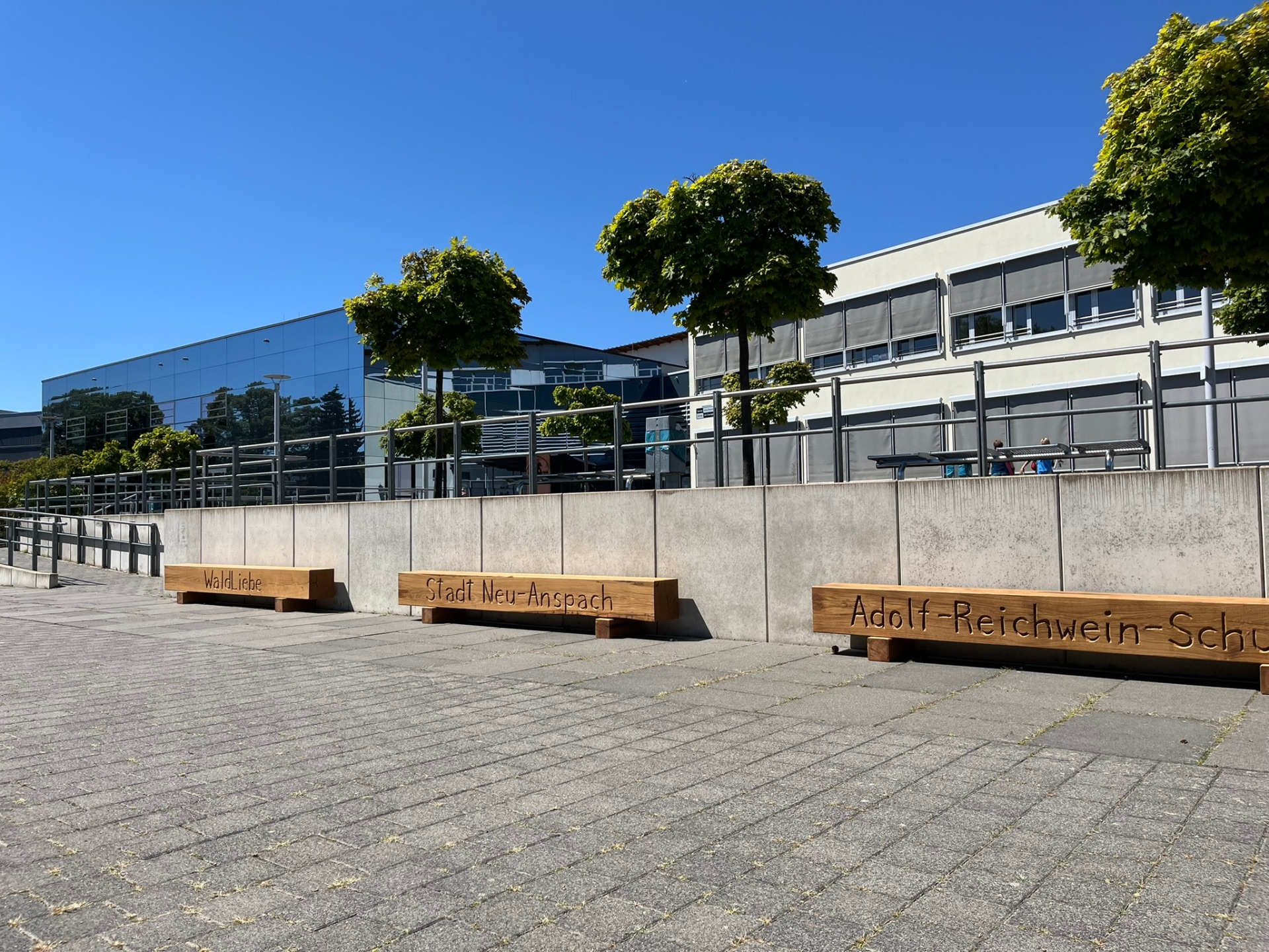 Sitzbänke für die Adolf-Reichwein-Schule