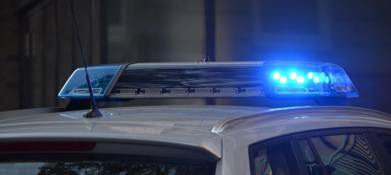 uf dem Bild ist das Blaulicht eines Streifenwagens zu sehen
