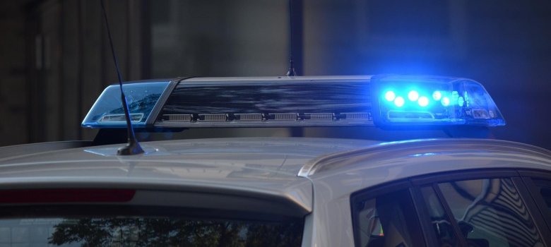 uf dem Bild ist das Blaulicht eines Streifenwagens zu sehen