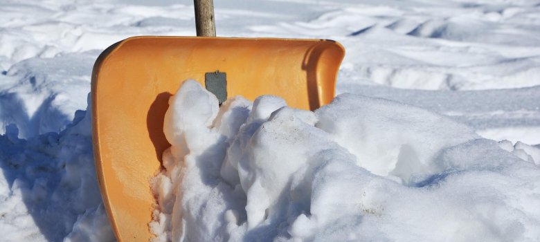 Winterdienst mit Schneeschaufel