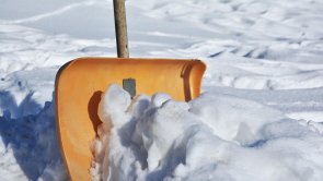 Schneeschaufel Winterdienst mit Schneeschaufel