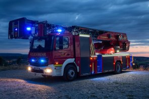 Ratgeber Feuerwehr Feuerwehrauto mit Blaulicht