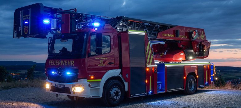 Feuerwehrauto mit Blaulicht 