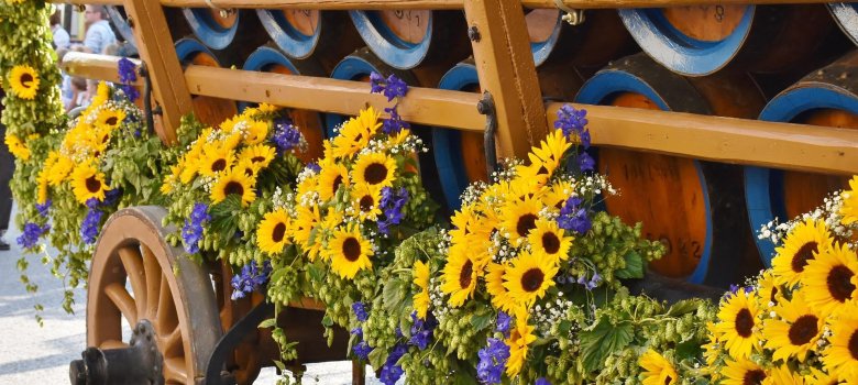 Ein mit Sonnenblumen dekorierter Festwagen